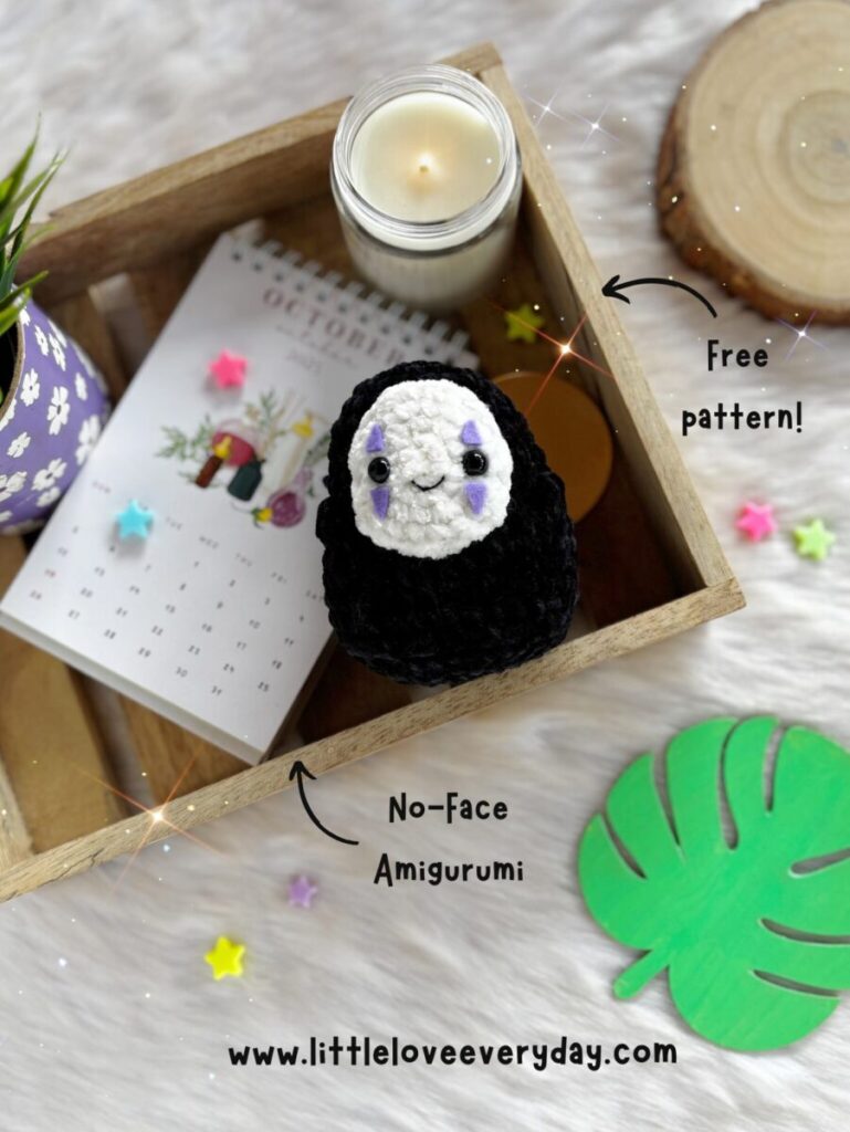 No-face amigurumi pin